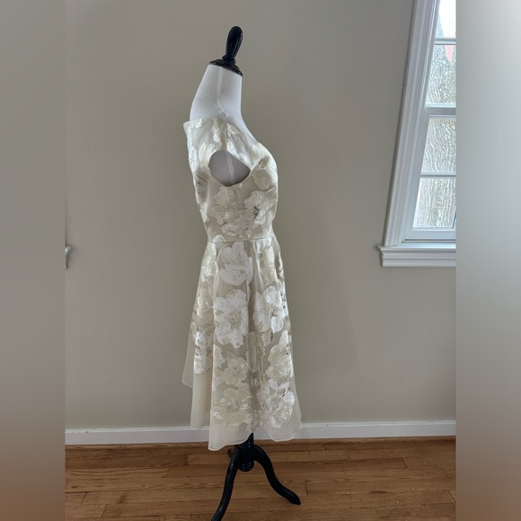 Lela Rose Ivory Off-Shoulder V-Neck Metallic Fil Coupe Floral Dress NWT – Size 4 - Picture 5 of 7